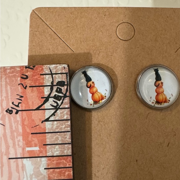 ❄️ SALE! Black Cat & Autumn Pumpkins Stud Earrings Glass & Metal BRAND NEW - Picture 9 of 9